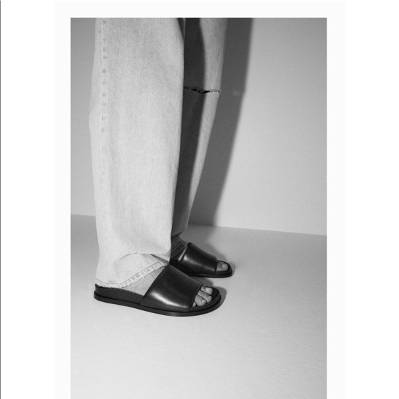 ZARA WOMAN NWT FW21 BLACK FLAT PADDED LEATHER SANDALS - Picture 1 of 8